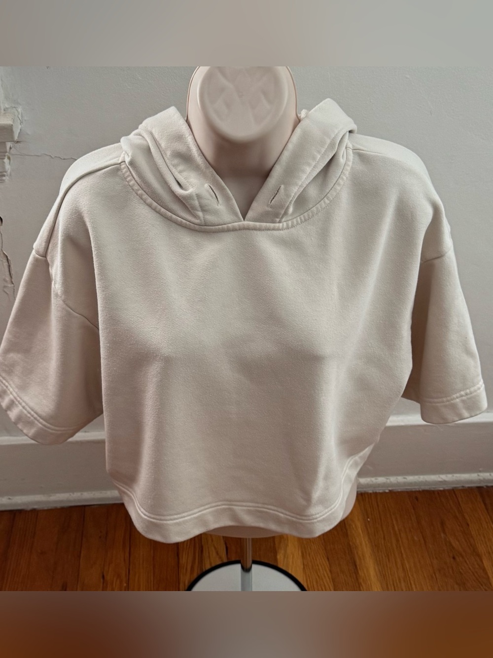ALO Yoga Air Land Ocean Cream Short-Sleeve Cropped Hoodie sweatshirt, size M